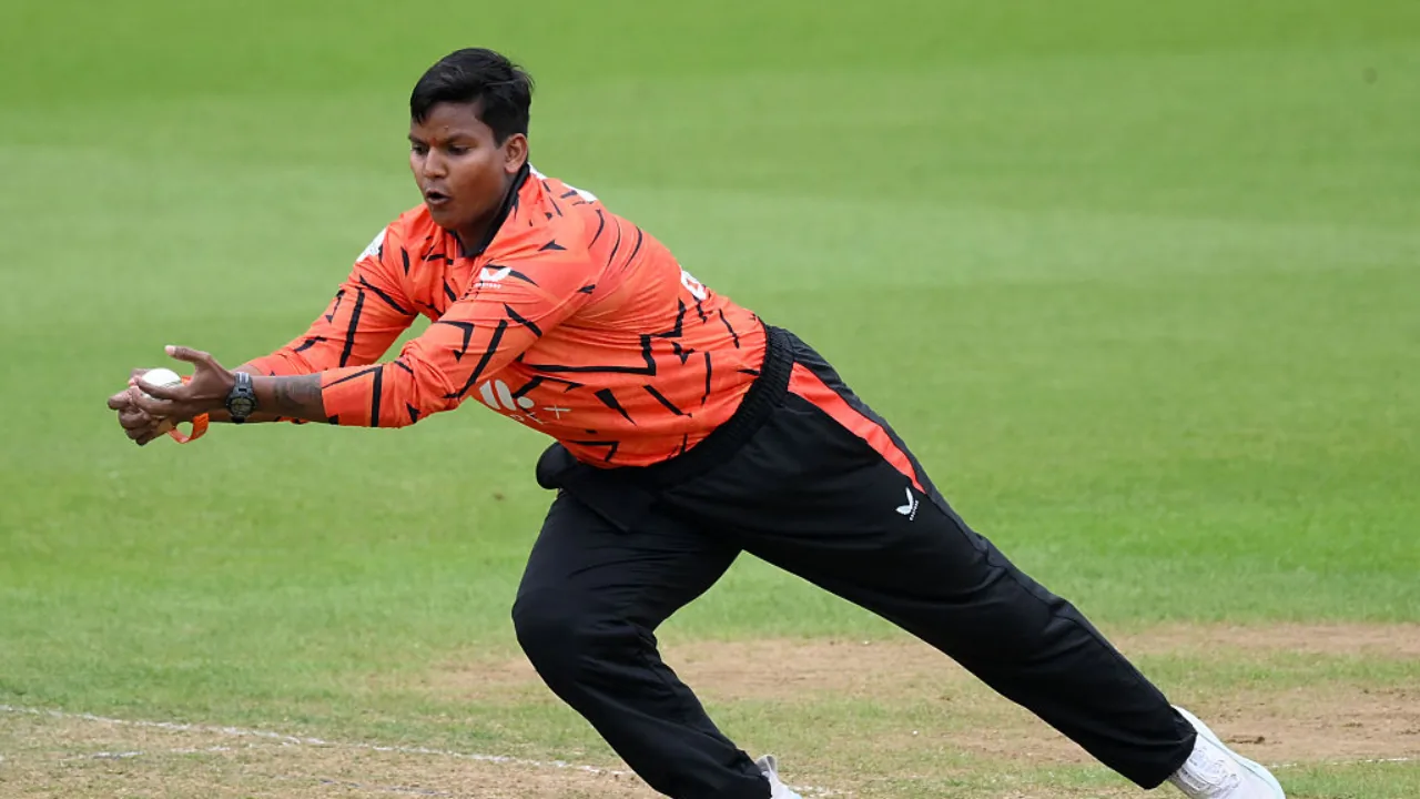 Phoebe Litchfield's 43, Deepti Sharma's 2-fer power Sunrisers Leeds to seven-wicket win over MI London