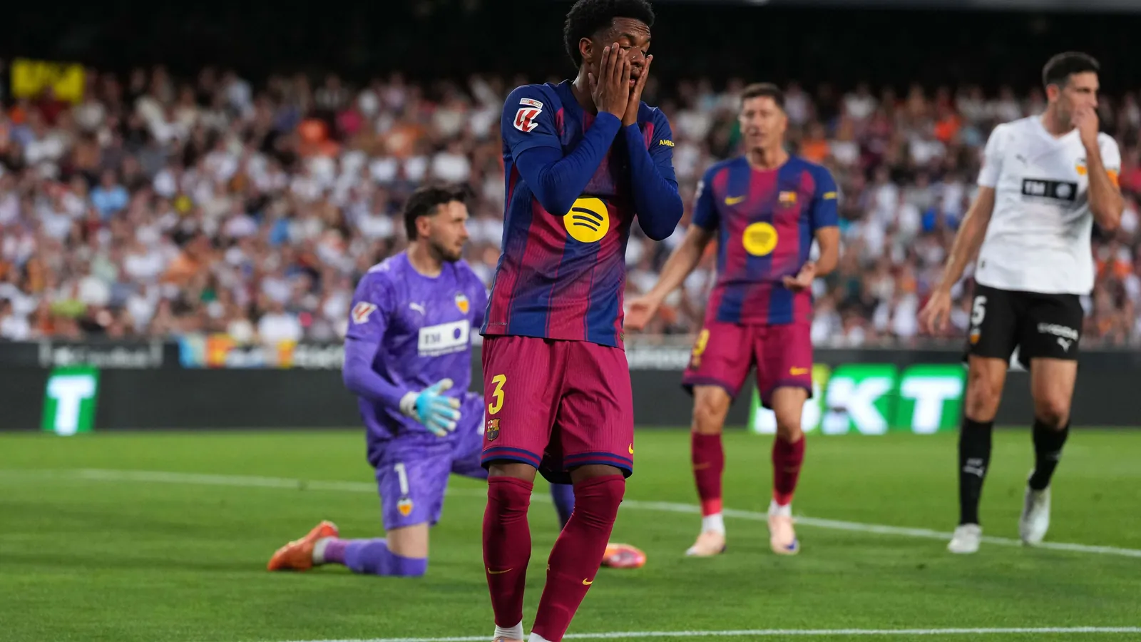 Valencia CF v FC Barcelona - LaLiga EA Sports